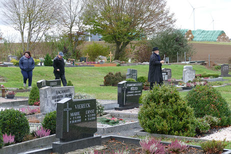 Gräbersegnung auf dem Friedhof in Balhorn